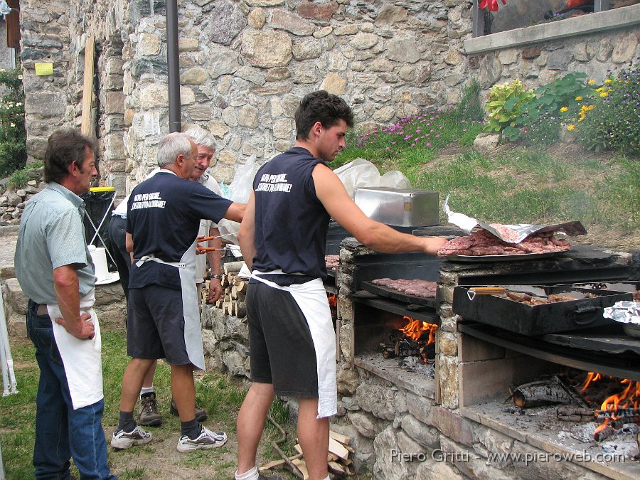 Pusdosso-Festadestate08 047.jpg - Sull'altro fronte, ancora più caldo!, salamelle e costine stanno rosolando